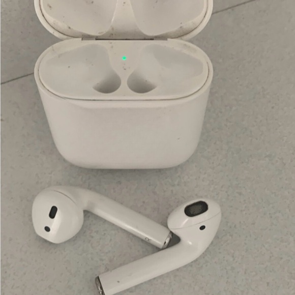AirPods 2nd Gen - Picture 4 of 4